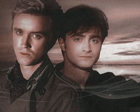 Tom Felton And Daniel Radcliffe, Daniel Radcliffe And Tom Felton, Tom And Harry, Drarry Fan Art, Matching Photos, Draco Malfoy Harry Potter, Malfoy Harry Potter, Harry Potter Drarry, Draco X Harry