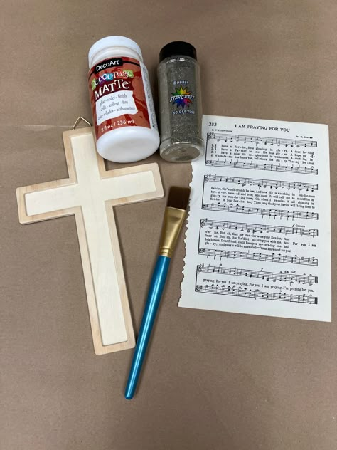 Small Wooden Crosses Diy, Homemade Crosses Diy, Faith Diy Crafts, Decorated Crosses Diy, Cross Craft For Adults, Craft Crosses Ideas, Spring Christian Crafts, Decorating Crosses Ideas, Dollar Tree Wooden Cross Crafts