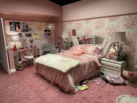 maddy perez’s bedroom, euphoria, room decoration, girly, y2k,pink aesthetic, decoration inspiration, floral prin, soft pink Y2k Bedroom, Maddy Perez, Alexa Demie, Girly Room, Pretty Room, Dreamy Room, Dream Room Inspiration, Pink Room, Decoration Inspiration