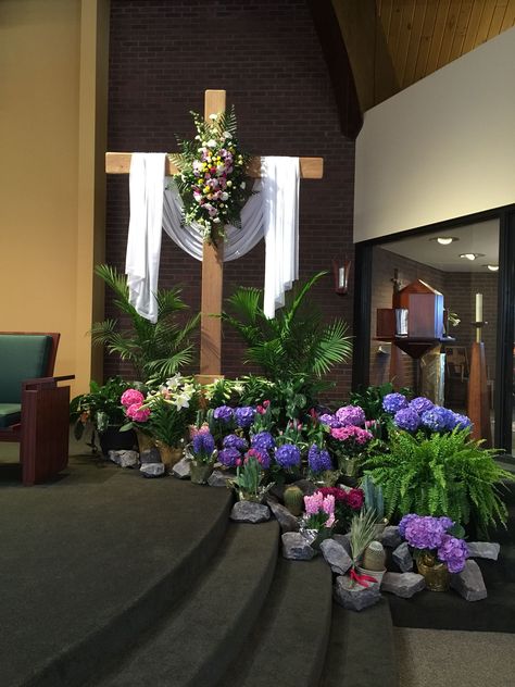 Church Floral Decorations Easter Altar Flower Arrangements, Easter Altar Decorations Ideas, Easter Sunday Church Decoration Ideas, Church Decor For Easter, Spring Church Decor, Alter Decorations Church Altars, Easter Church Photo Backdrop, Easter Sunday Church Decorations, Easter Flower Arrangements For Church