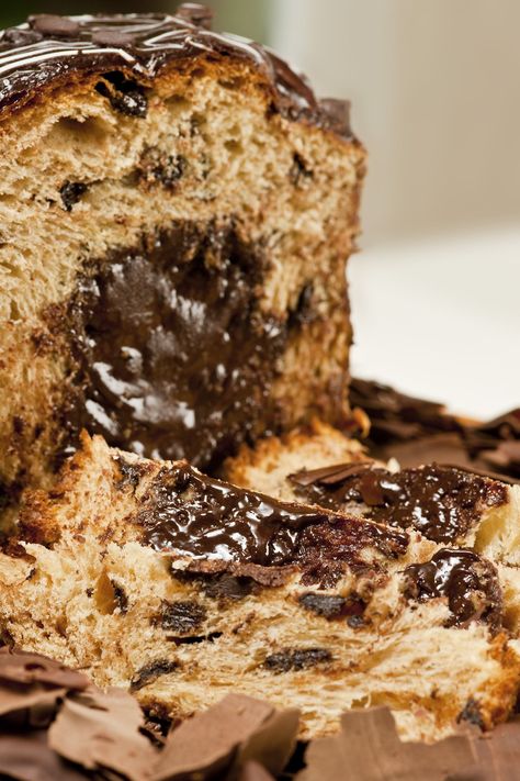 This chocolate version of the Italian panettone has chocolate chips and nuts instead of the traditional dried fruits. Chocolate Chip Panettone Recipe, Chocolate Chip Panettone, Traditional Panettone Recipe, Chocolate Panettone, Panettone Cake, Italian Panettone, Panettone Recipe, Italian Chocolate, Fruit Dessert Recipes