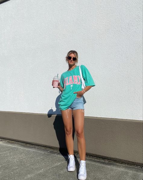 Cute Outfits With Converse Summer, Shorts With Top Summer Outfits, Shorts And T Shirts Outfits, T Shirt Shorts And Sneakers Outfit, Casual Converse Outfit Summer, Big Tee And Shorts Outfit, Tshirt And Sneakers Outfits Casual, Outfit Jean Shorts Summer, Jean Short And T Shirt Outfit