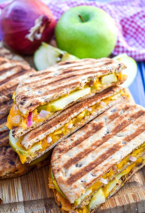 Apple Cheddar Panini Apple Grilled Cheese, Apple Cheddar, Pressed Sandwich, Just Pies, Panini Recipes, How To Make Sandwich, Grilled Sandwich, Fall Flavors, Easy Lunch