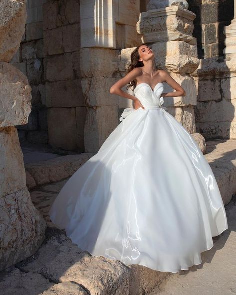 Strapless, sweetheart neckline ball gown with draped bodice from high sheen organza. Universally flattering and timeless, brides often choose a strapless style (like @PninaTornai #Style4795), especially because they are easy to accessorize! Pnina Tornai Style #4795 Pnina Tornai Wedding Dress Ball Gown, Pnina Wedding Dresses, Pnina Tornai Wedding Dress, Wedding Dresses Taffeta, Wedding Dress Organza, Aline Wedding Dress, Pnina Tornai, Most Beautiful Wedding Dresses, Wedding Dress Guide