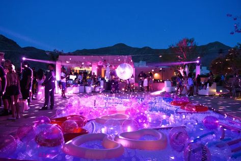 Coachella Pool Party, Pool Party Aesthetic, Neon Pool Parties, Winter Sangria, Night Pool Party, Pool Party Themes, Poolside Party, Pool Party Decorations, Bday Party Theme