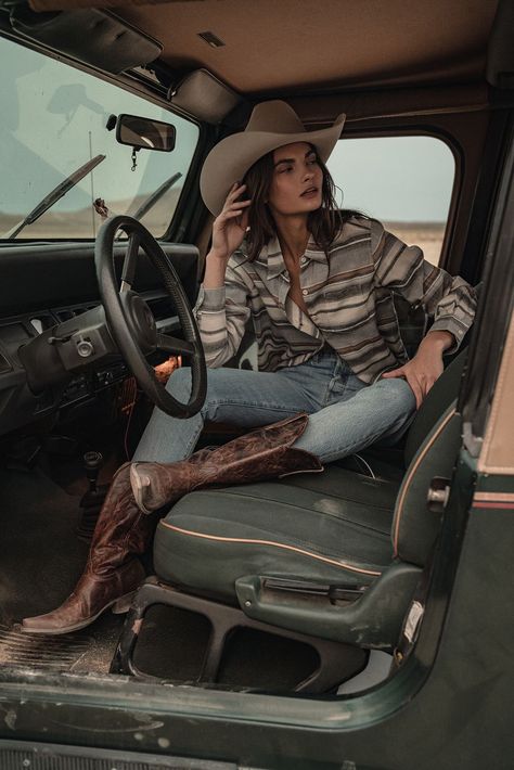 Womens Western Fashion Country, Western Photoshoot Outfits, Ranch Photoshoot, Cowboy Photoshoot, Cowgirl Outfit Ideas, Western Photoshoot Ideas, Cowboy Women, Western Photo Shoots, Cowgirl Photoshoot