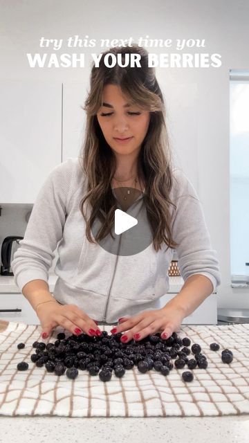 haley | haley’s corner on Instagram: "make berries last over 2 WEEKS by doing THIS! 🫐🍓 

How to wash berries, make berries last, #kitchenhacks, #cookinghacks #momhacks washing strawberries, #mom #momlife #momblogger" How To Wash And Store Berries, How To Wash Berries, How To Clean Berries, Washing Strawberries, Washing Berries, Wash Berries, Special Dinner Recipes, Lite Snacks, Cleaning Fruit