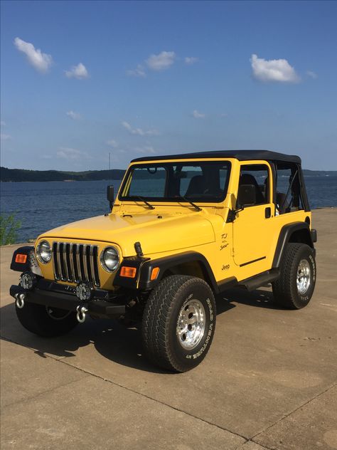 My 2000 TJ Sport. Luv my yellow jeep! Auto Jeep, Yellow Jeep, Matte Black Cars, Luxe Auto's, Tj Wrangler, Image Moto, White Truck, Hummer H1, Car Wheels Rims