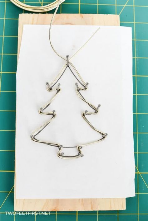 Wire Ornaments Diy, Wire Christmas Tree, Ornaments Diy Christmas, Wire Jig, Wire Ornaments, Wire Art Sculpture, Wire Jewelry Tutorial, Diy Ornaments, Diy Wire Jewelry