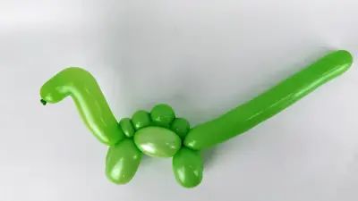 How to Make a Balloon Diplodocus and a Balloon Velociraptor - Mossieur Ballon Diy Balloon Twisting, Ballon Dinosaur Diy, Balloon Animal Dinosaur, How To Balloon Animals, Balloon Dinosaur Diy, Balloon Modelling Step By Step, Ballon Animal Step By Step Easy, Balloon Animals Tutorial, Balloon Animal Tutorial