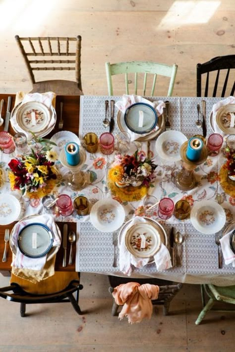 Wedding Ideas Table Settings, Shabby Chic Table Settings, Shabby Chic Wedding Ideas, Mismatched Plates, Mismatched Chairs, Chic Wedding Ideas, Stile Boho Chic, Shabby Chic Table, Shabby Chic Living