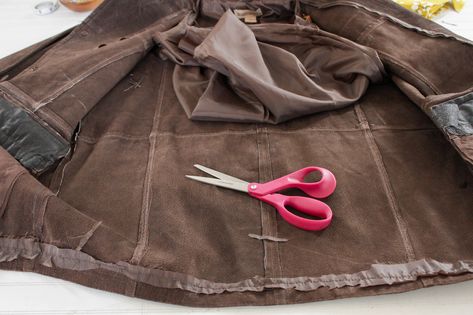 How to Turn a Suede Jacket Into a Crossbody Bag | eHow Diy Leather Tote Bag, Upcycled Leather Jacket, Diy Leather Tote, Diy Tote Bag Tutorial, Leather Handbags Diy, Leather Bag Tutorial, Leather Working Patterns, Suede Tote Bag, Diy Jacket