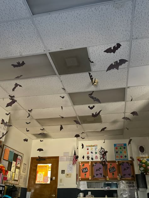 Halloween Decorations In School, Halloween Decorations For A Classroom, Halloween Classroom Ceiling Decorations, Halloween Diy Classroom Decorations, Spooky School Hallway, Office Halloween Decorations Diy, Haloween Decoracion Classroom, Halloween Theme Classroom Decorations, Halloween Decorations For The Classroom