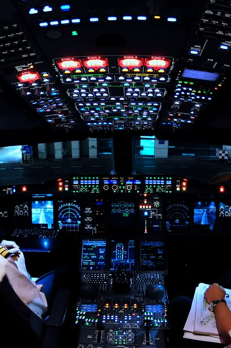 Airbus A380 Cockpit, A380 Cockpit, Pilot Life, Emirates A380, Glass Cockpit, Night Flying, Plane Photography, Airplane Wallpaper, Pilots Aviation