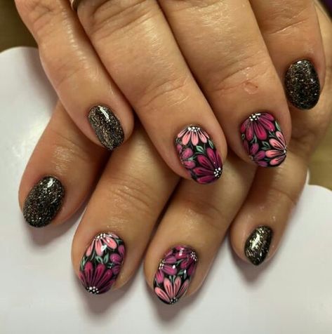 Black Floral Nail Art, Floral Halloween Nails, Floral Black Nails, Black And Floral Nails, Moody Nail Designs, Black Nails With Flower Design, Dark Floral Nails, Black Nails With Flowers, Black Flower Nails