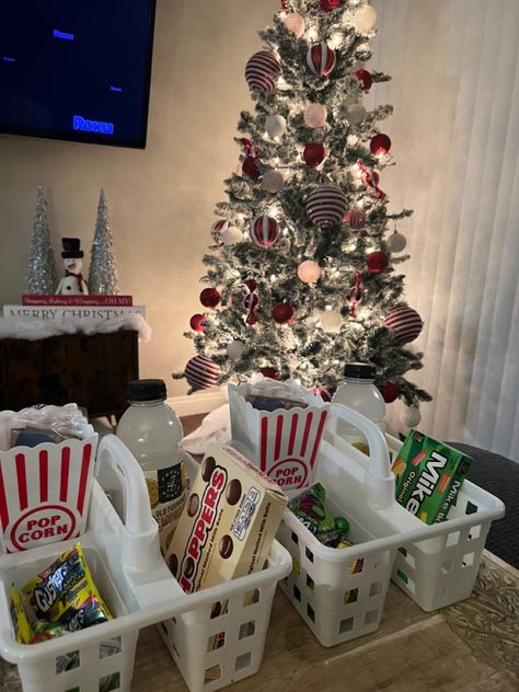 Cute Christmas Movie Night Ideas, Christmas Movie Box Ideas, Christmas Family Movie Night Ideas, Movie Night Snacks Christmas, Christmas Movie Birthday Party Ideas, Christmas Party Movie Night, Christmas Kids Movie Night, Christmas Movie Birthday Party, Christmas Movie Snacks For Kids