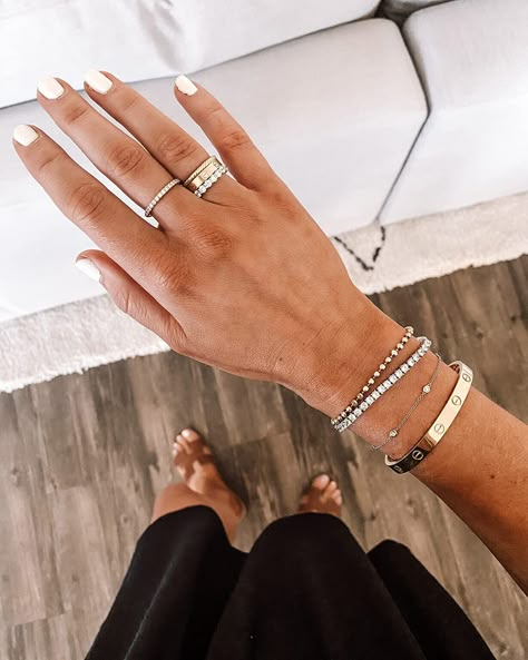 Minimal Chic Jewelry, How To Wear Multiple Rings, Cartier Love Ring, Amazon Jewelry, Bracelet Stacks, Gold Outfit, High End Jewelry, Fashion Jackson, Cartier Jewelry