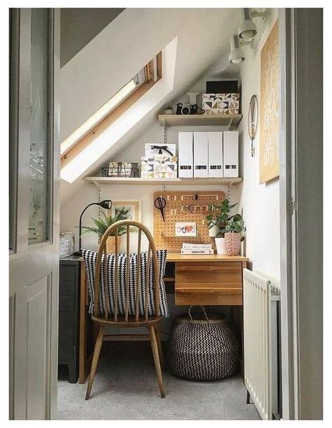 Attic Office, Apartment Vibes, Charming Cottage, Decor Western, Small Home Office, Work Spaces, Home Office Space, Home Office Ideas, Home Office Design