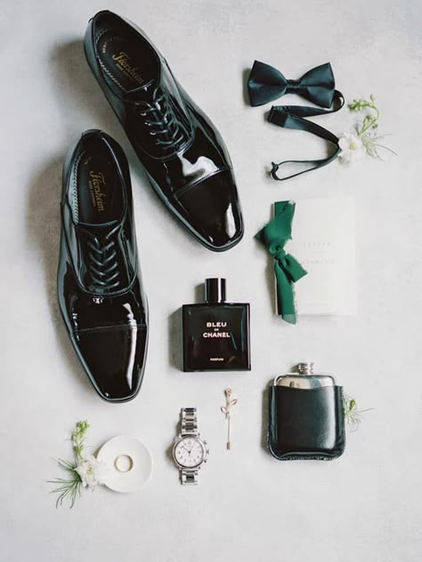 Wedding Accessories Photography, Wedding Preparation Photos, Wedding Photography Detail Shots, Groomsmen Wedding Photos, Flat Lay Wedding, Pose Pengantin, Wedding Flatlay, Flat Lay Ideas, Matera Italy