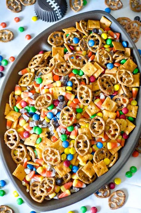 Football Party Snacks, Sweet And Salty Snacks, Easy Snack Mix, Party Mix Snacks, Game Day Foods, Tailgate Snacks, Tailgating Food, Party Snacks Easy, Football Party Ideas