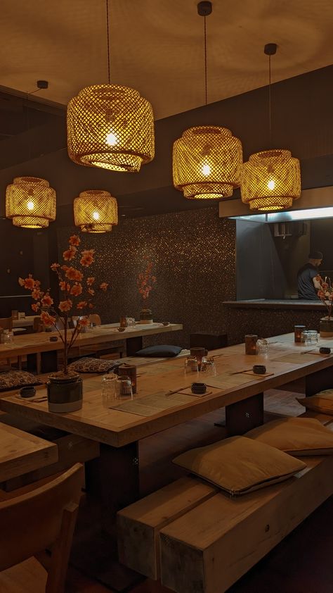 Modern Korean Restaurant Interior Design, Asian Restaurant Interior Design Modern, Restaurant Interior Design Wood, Asian Restaurant Design, Interior Design Luxury Modern, Resturant Interior, Dark Restaurant, Asian Cafe, Luxury Restaurant Interior