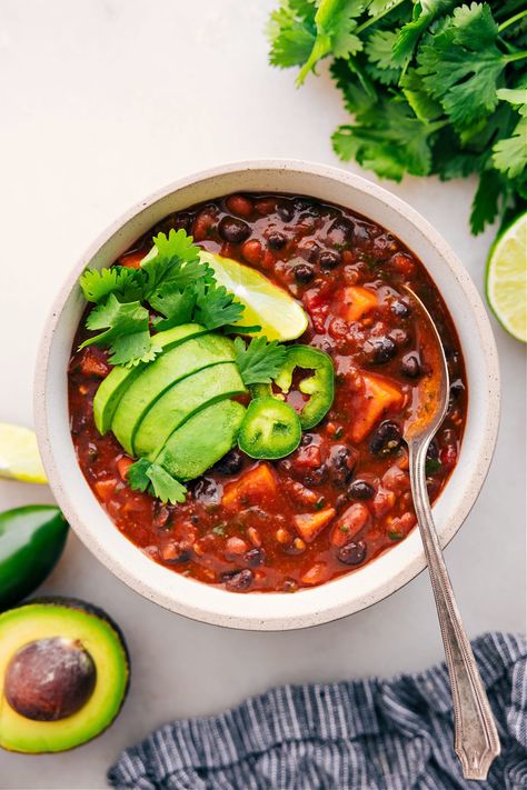 Sweet Potato Chili Chipotle Sweet Potato Chili, Sweet Potato Vegan Chili, Sweet Potato And Black Bean Chili, Chili With Sweet Potato, Black Bean Sweet Potato Chili, Different Chili Recipe, Kale Sweet Potato Salad, Sweet Potato Chilli, Sweet Potato Black Bean Chili