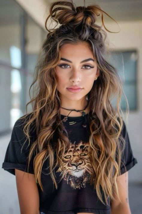 Long Hairstyles With Color, Curly Hair Bangs Hairstyles Long, Long Hair For Pictures, Hair Styles For Long Hair Down, Long Natural Wavy Hairstyles, Wavy Hair Up Do, Updo Messy Hairstyles, Outfit Ideas For Brunettes, Wavy Hairdos Easy Hairstyles