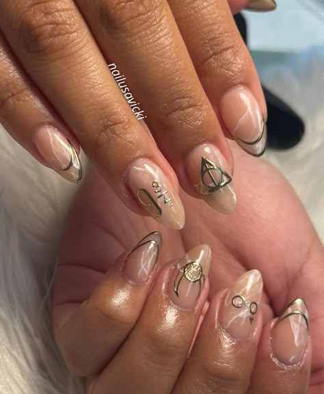 Harry Potter but keep it ✨classy✨ . . BIAB, level lll nail art . . #nails #nailusa #nailart #naildesign #nailsofinstagram #naildesigns #nailsoftheday #naildesignsideas #gel #gelnails #raleigh #durham #raleighnails #trend #trendynails #BIAB #springnails #BIABnails #harrypotter #harrypotternails Harry Potter Bails, Universal Inspired Nails, Nail Ideas Harry Potter, Harry Potter Themed Nails Simple, Harry Potter Nails Aesthetic, Harry Potter Wedding Nails For Bride, Harry Potter Almond Nails, Minimalist Harry Potter Nails, Hufflepuff Inspired Nails