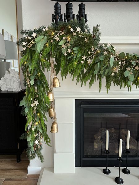 Christmas Garland Fireplace, Christmas Garland Mantle, Garland Design, Holiday Mantel, Christmas Mantle Decor, Christmas Fireplace Decor, Christmas Decorations For Kids, Christmas Mantel Decorations, Christmas Interiors