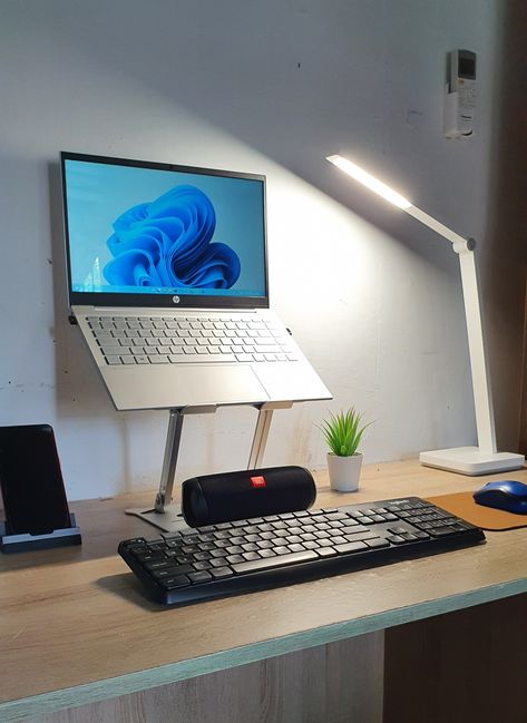 Minimalist laptop setup Simple Laptop Setup, Laptop Setup Work Spaces, Budget Desk Setup, Desktop Setup Ideas, Setup Notebook, Office Desk Setup Ideas, Setup Minimalist, Minimalist Desk Setup, Home Office Desk Setup