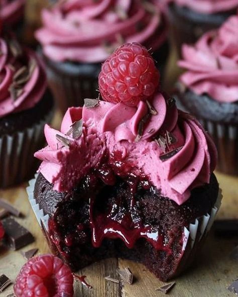 Raspberry Chocolate Lava Cupcakes Recipe Delight - optimal recipes Chocolate Lava Cupcakes, Lava Cupcakes, Dessert Crepes, Chocolate Raspberry Cupcakes, Raspberry Desserts, Raspberry Cupcakes, Raspberry Chocolate, Chocolate Lava, Chocolate Delight