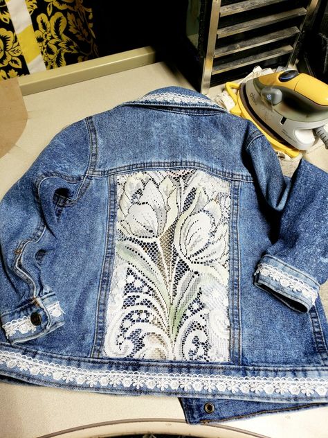 Jean Jacket Diy, Denim Upcycle, Upcycled Jackets, Upcycled Denim Jacket, Diy Denim Jacket, Lace Jeans, Denim Crafts Diy, Embellished Denim Jacket, Denim Embroidery