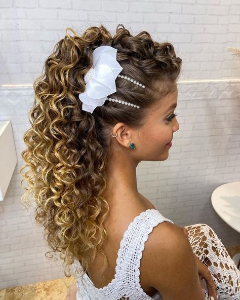 Natural Hair Updo Wedding, Curly Bridal Hair, Roller Curls, Rock Your Hair, Wedding Hair Side, Natural Wedding Hairstyles, Side Swept Hairstyles, Chignon Hair, Curly Wedding Hair