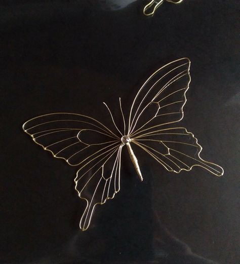 Simple Wire Sculpture Ideas, Wire Butterfly Diy Tutorials, Wire Butterfly Diy, Sculpture Wire Art, Butterfly Sculpture, Wire Butterfly, Sculpture Wire, 3d Pen Art, Copper Wire Art