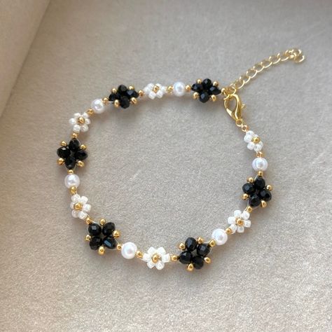 Beaded Flower Bracelet, Bracelet Aesthetic, Pretty Jewelry Necklaces, Diy Jewelry Unique, Black Beaded Bracelets, Daisy Bracelet, Aesthetic Flower, Diy Bracelet Designs, Diy Bracelets Patterns