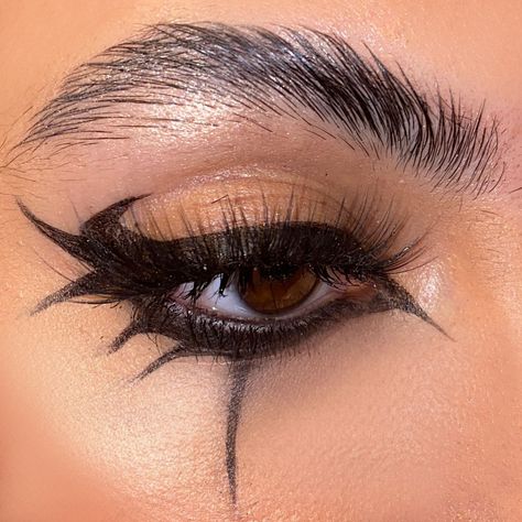 Emo Make Up Looks 2000, 90s Punk Rock Makeup, Slipknot Makeup Looks, Rock Star Makeup Eye Ideas, Rock Star Eye Makeup, Cybergoth Eyeliner, Goth 80s Makeup, 80s Rock Star Makeup, Metal Show Makeup