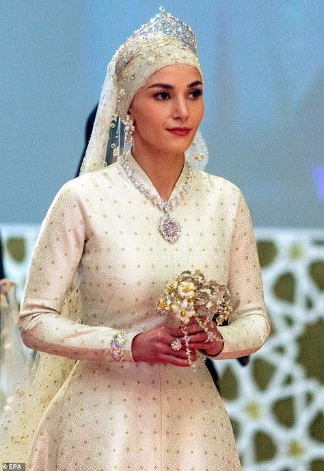 The bridge wore a stunning long white dress and jewels for her wedding to the prince Prince Mateen Of Brunei, Anisha Isa Kalebic, Anisha Mateen, Prince Abdul Mateen, Prince Mateen, Wedding Procession, Abdul Mateen, Royal Jewellery, Expensive Diamond