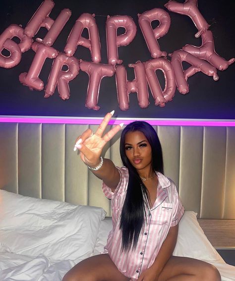 Birthday 28th Ideas For Women, Happy Birthday Baddie, Manifestation Playlist, Birthday Baddie, Happy Birthday Babe, Bday Hair, Birthday Behavior, Sweet 16 Photos, Bday Pics