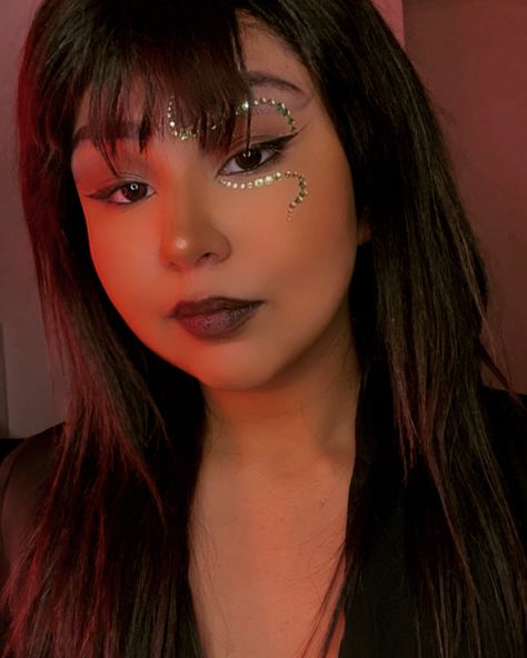 Eras Tour Inspired Makeup Reputation Era Makeup #makeup #erastour #reputation #swiftie #makeupoftheday #makeupartist #makeuplover #makeupideas #viralpost Taylor Swift Concert Make Up Ideas, Reputation Era Eye Makeup, Simple Reputation Makeup, Taylor Swift Reputation Makeup Tutorial, Reputation Aesthetic Makeup, Reputation Hair And Makeup, Eras Tour Rep Makeup, Debut Eras Tour Makeup, Taylor Swift Reputation Makeup Looks