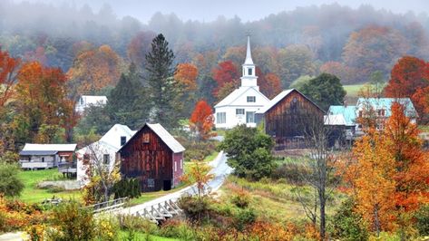 The 10 Worst States for Retirees Vermont Foliage, Vermont Photography, Misty Autumn, Pumpkin Christmas, Samuel De Champlain, Vermont Fall, Small Cities, New England Fall, Casas Coloniales