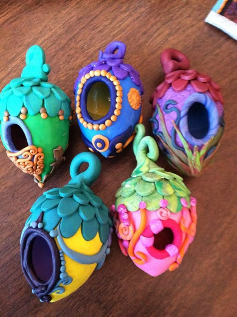 Pretty polymer clay fairy houses-would also be perfect tree ornaments Polymer Clay Fairy Garden, Clay Fairy Garden, Acorn Fairy, Polymer Clay Kunst, Clay Fairy House, Polymer Clay Fairy, Clay Fairy, Diy Polymer Clay, Fairy Homes