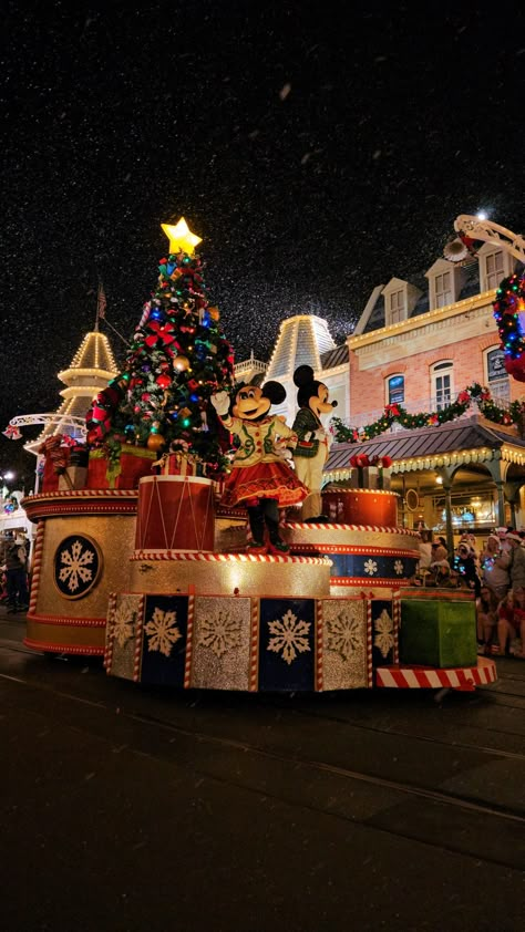 Disneyland California Adventure Christmas, Disney At Christmas Aesthetic, Disney Parks Christmas, Disneyland Aesthetic Winter, Disney World Christmas Aesthetic, Christmas Disney Aesthetic, Disneyland Christmas Aesthetic, Main Street Usa Disney World, Disney Christmas Aesthetic