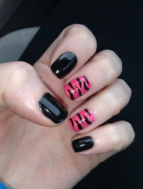 Simple Acrylic Ideas, Shalack Nails Ideas, Cute Simple Nails Halloween, Scene Nails Simple, Nails Begginer, Short Scene Nails, Nail Painting Ideas For Short Nails, Scene Acrylic Nails, Simple Pink And Black Nails