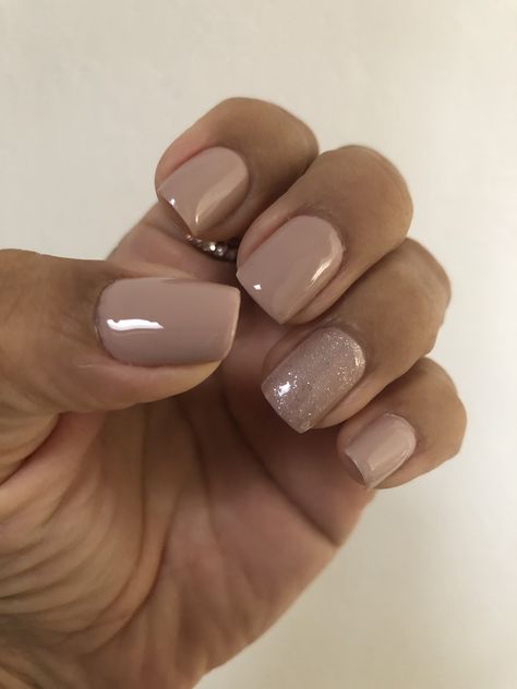 40 Year Old Nail Ideas, Nails 50 Year Old, Aesthetic Nail Colors, Nails For Older Women, Old Money Nails, Money Nails, Almond Nail Art, Aesthetic Nail, Finger Nails