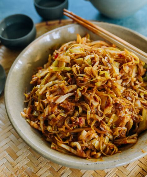 Korean Cabbage Recipes, Asian Cabbage Recipes, Chinese Vegetables Recipes, Chinese Cabbage Recipe, Asian Veggies, Cabbage Noodles, Sour Cabbage, Wok Recipes, Dried Chili Peppers