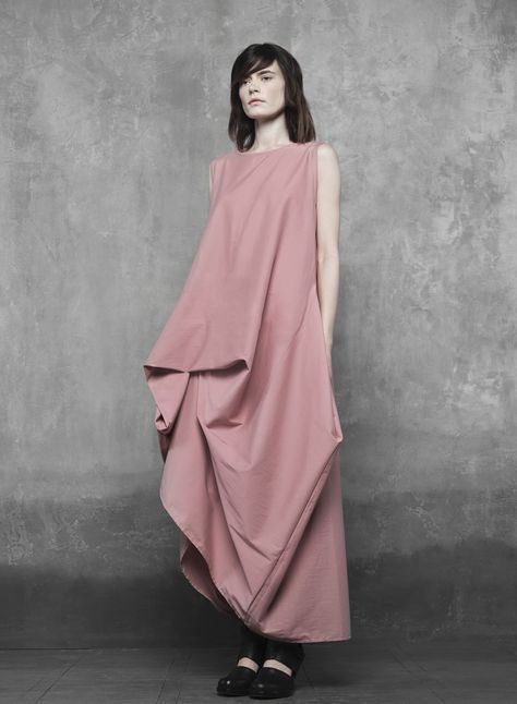 Avant-garde draped maxi dress. Loose, oversized, asymmetrical parachute dress, draped on one side. Sleeveless, comes with round neck and cotton belt. Extravagant and stylish loose dress made of lightweight cotton fabric. Women's Clothing / Dresses / Rick Owens dress Lagenlook dress / Comme des garcons / Avant-garde dress Minimalistic dress / Avant-garde wedding / Pink cocktail dress / New Year 2021 dress / dress gift for her #etsy #bubledress #avantgarde #yamamoto #rickowens #reddress #lagenlook Minimalistic Dress, Rick Owens Dress, Dress New Year, Boho Caftan, Parachute Dress, Avant Garde Dresses, Lagenlook Dress, Asymmetrical Black Dress, Cocoon Dress