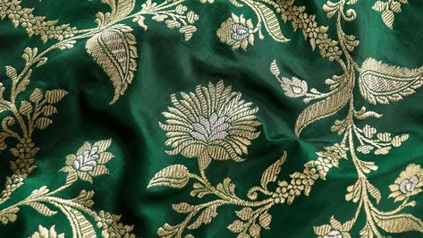 Sung In Luxurious Shot Tone Of Emerald Green - A Timeless Jangla Banarasi Saree Adorning Scrolling Vines And Compelling Zari Work. A Work Of Passionate Craftsmanship Rendered On Pure Katan Silk Punctuated With A Maroon Bewar. Weave : Kadhua Colour : A Rich Shade Shot Colour Of Green & Black Material : Lustrous Katan Silk Measurement : 5.5 Meters With 1 Meter Zari Border Blouse Fashion Window Display, Banarasi Katan Silk Saree, Silk Background, Banarsi Saree, Types Of Textiles, Katan Silk Saree, Background Green, Katan Silk, Banarasi Saree