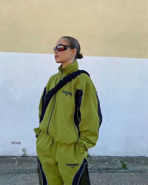 Fall Street Wear, Ritual Clothing, Streetwear Windbreaker, Activewear Photoshoot, Hijabi Style, January 20, Fall Fits, Streetwear Y2k, Winter 2022