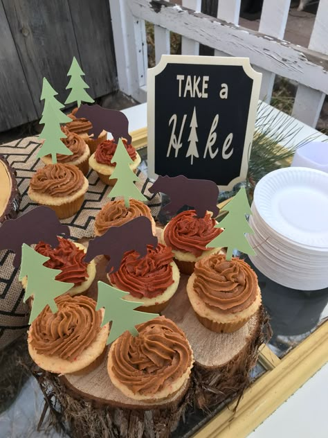 Take a Hike cupcakes Hiking Birthday, Hiking Party, Trail Mix Bar, Tree Cupcakes, Camping Theme Birthday Party, Camping Theme Birthday, Birthday Camping, Lumberjack Birthday, Adventure Baby Shower