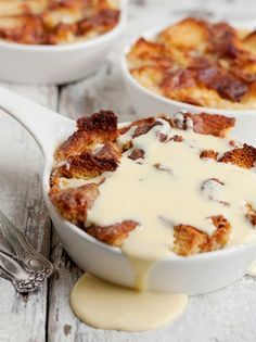 Cinnamon Crunch Bread Pudding with Creme Anglaise via Seasons and Suppers #recipe Cinnamon Bread Pudding, Puding Roti, Chocolate Bread Pudding, Jaffa Cake, Cinnamon Crunch, Bread Puddings, Brownie Desserts, Chocolate Bread, Think Food